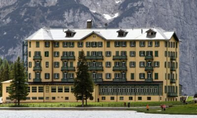 mountain-hotel-1567013_1280